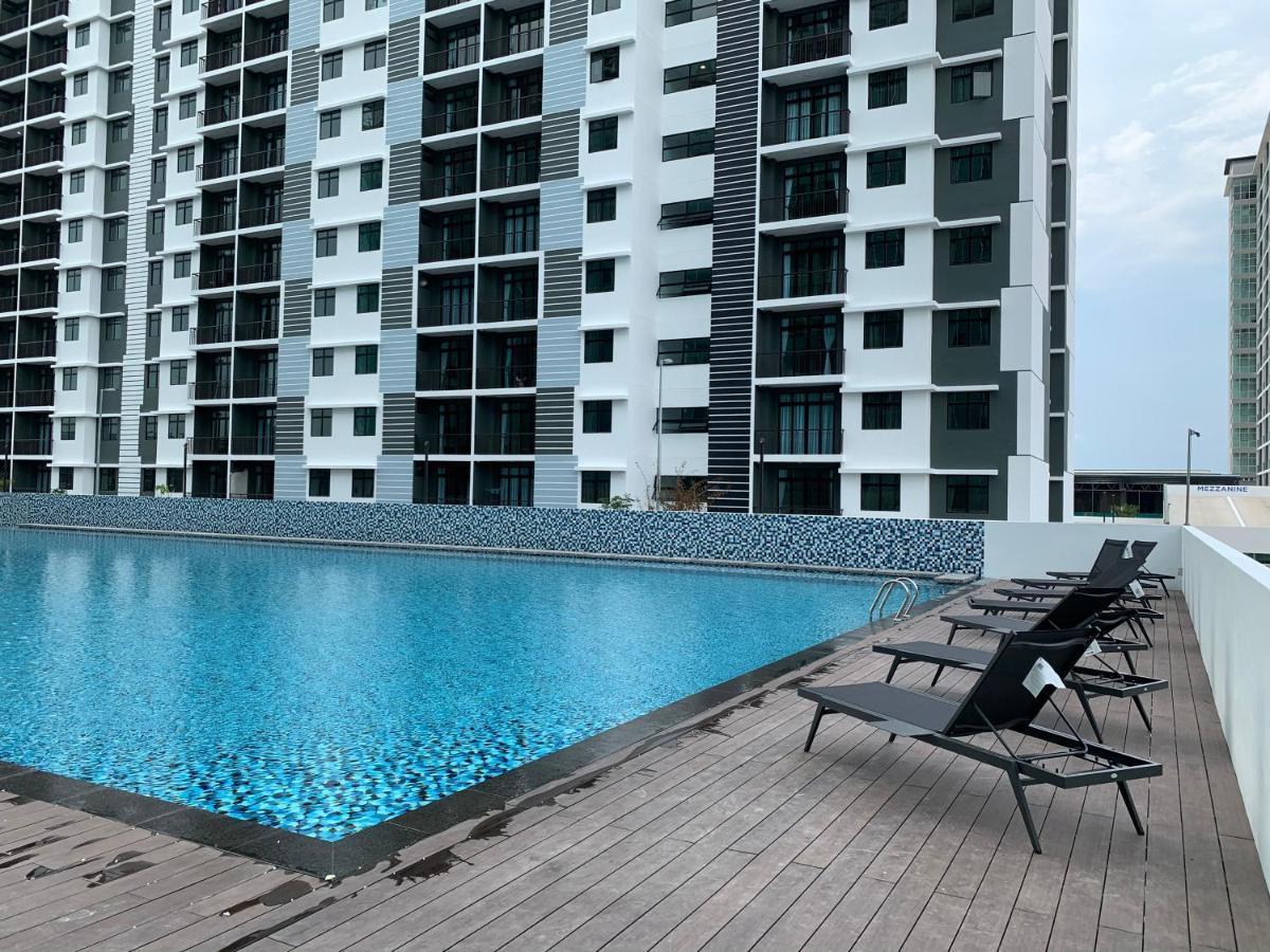 Utama With Swimming Pool View, Karaoke, Free Wifi, Netflix, Near To Car Park *