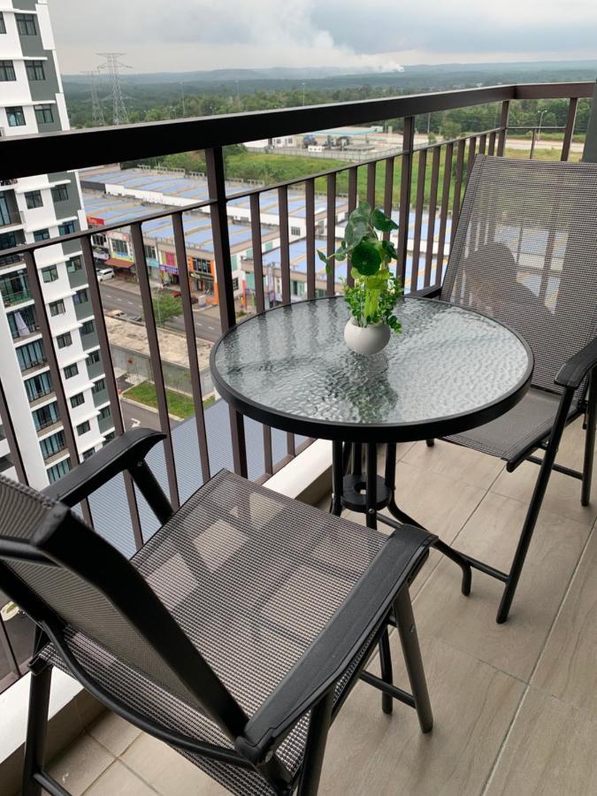 Utama With Swimming Pool View, Karaoke, Free Wifi, Netflix, Near To Car Park Apartment Desaru