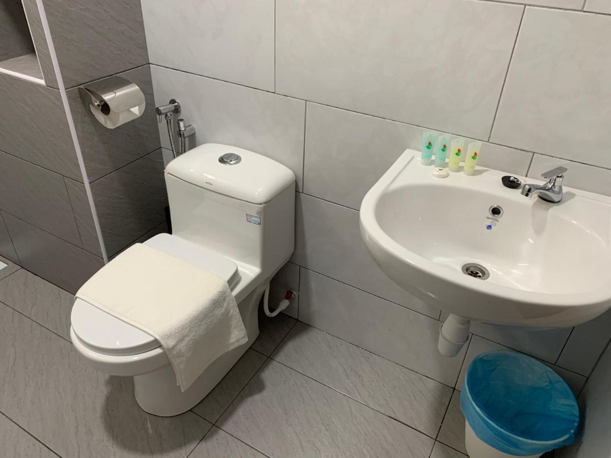 Utama With Swimming Pool View, Karaoke, Free Wifi, Netflix, Near To Car Park Apartment