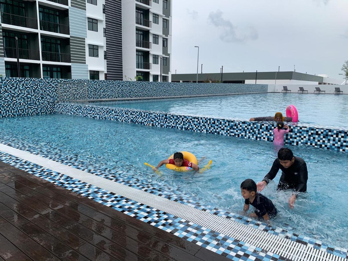 Utama With Swimming Pool View, Karaoke, Free Wifi, Netflix, Near To Car Park Apartment