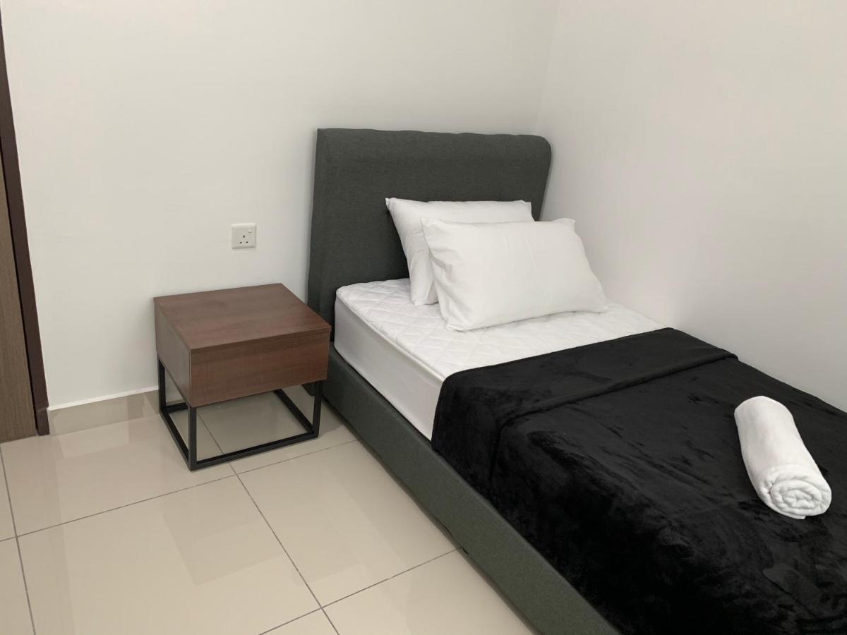 Apartment Utama With Swimming Pool View, Karaoke, Free Wifi, Netflix, Near To Car Park Desaru