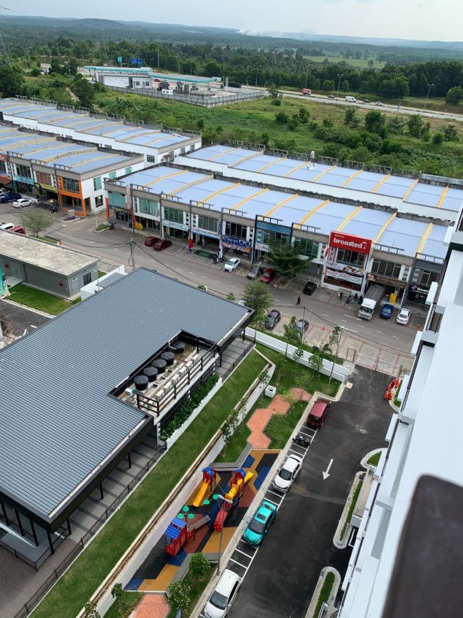 Utama With Swimming Pool View, Karaoke, Free Wifi, Netflix, Near To Car Park * Desaru