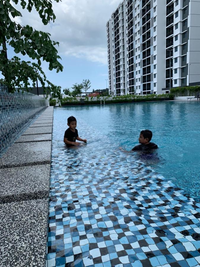 Utama With Swimming Pool View, Karaoke, Free Wifi, Netflix, Near To Car Park Apartment *