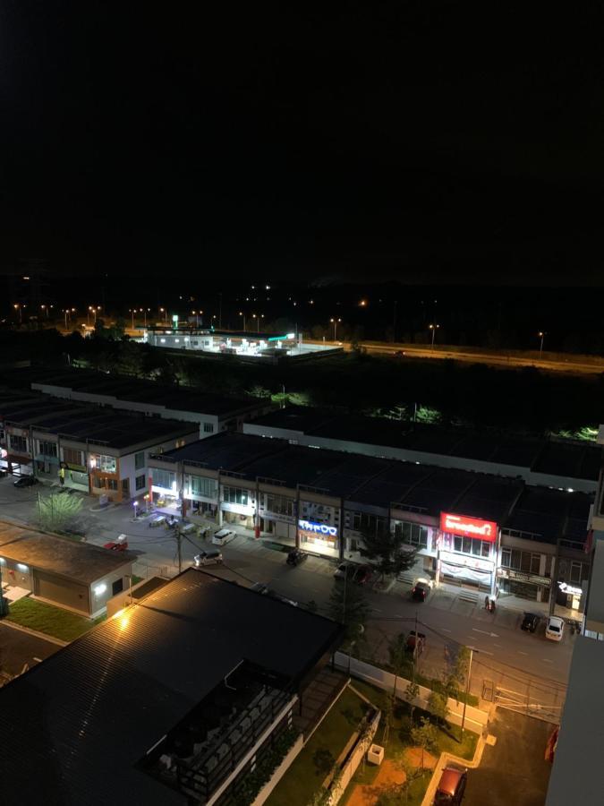 Utama With Swimming Pool View, Karaoke, Free Wifi, Netflix, Near To Car Park Apartment *
