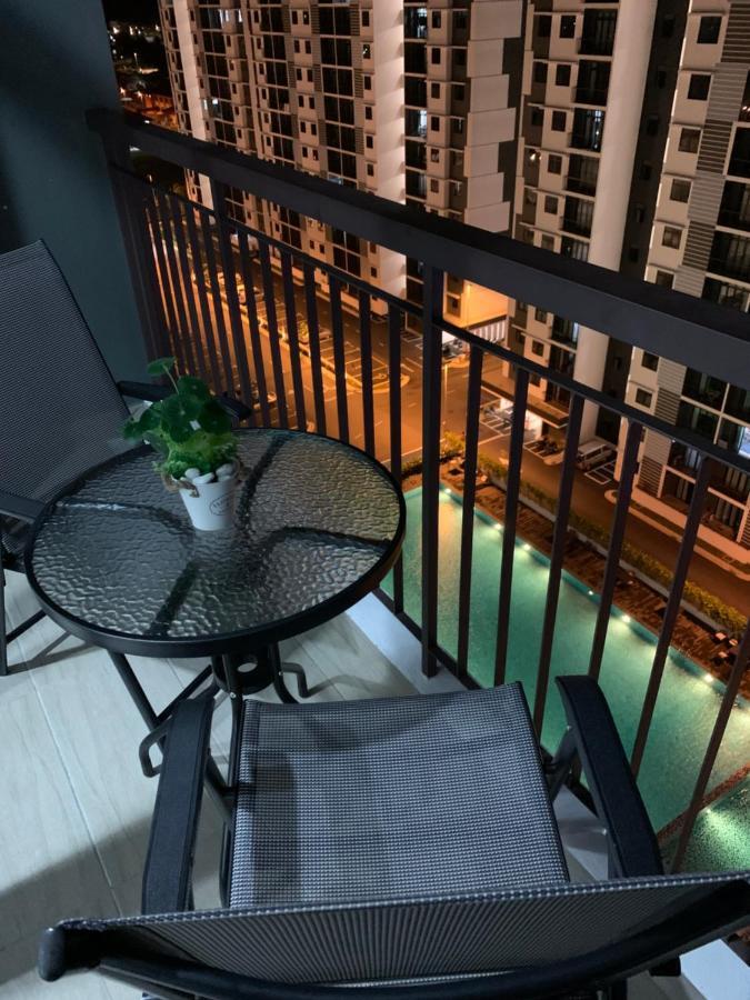 Utama With Swimming Pool View, Karaoke, Free Wifi, Netflix, Near To Car Park Apartment Desaru