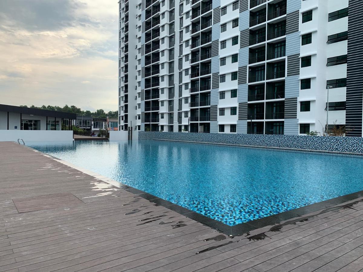 Utama With Swimming Pool View, Karaoke, Free Wifi, Netflix, Near To Car Park Apartment Desaru