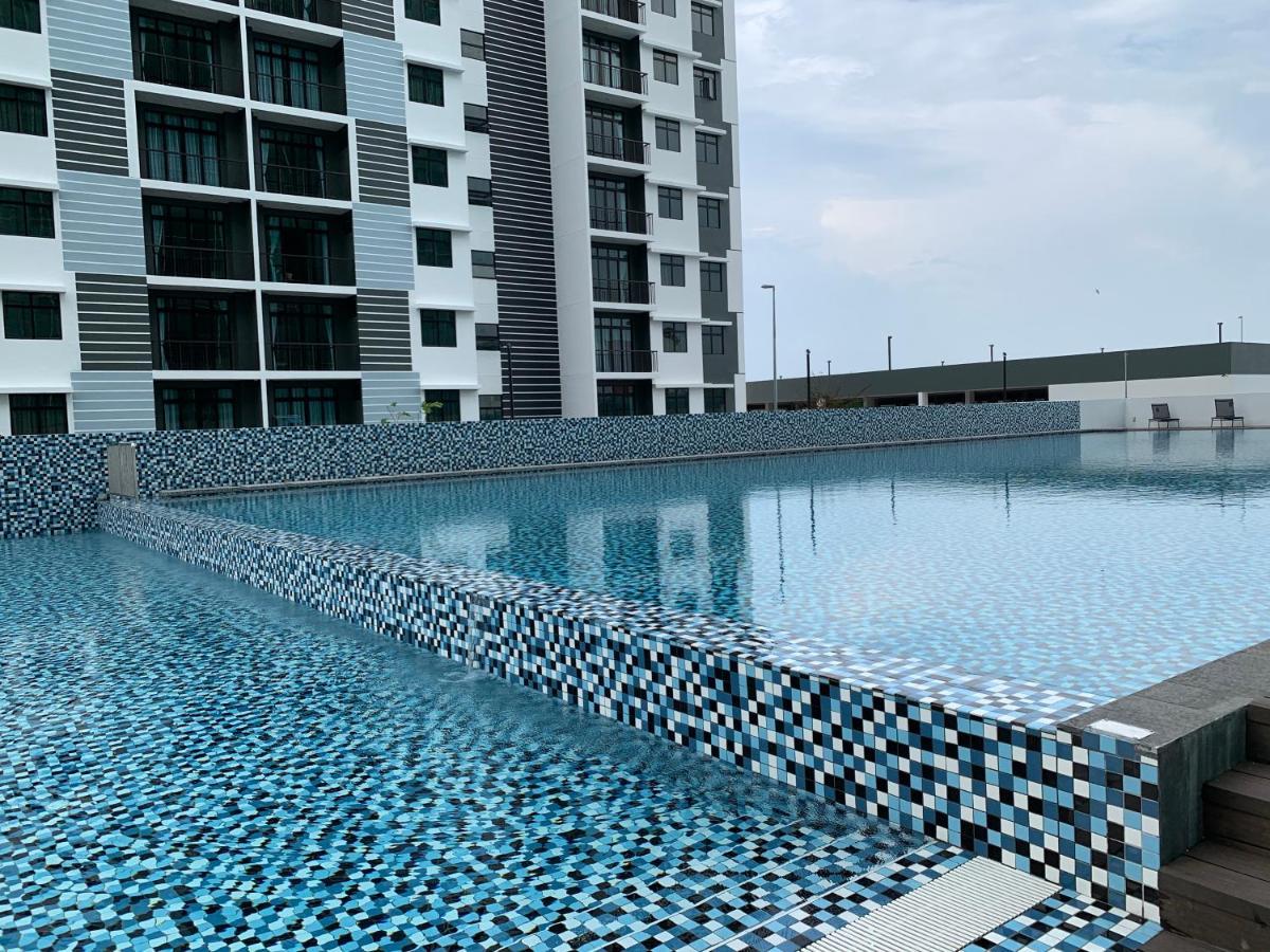 Utama With Swimming Pool View, Karaoke, Free Wifi, Netflix, Near To Car Park