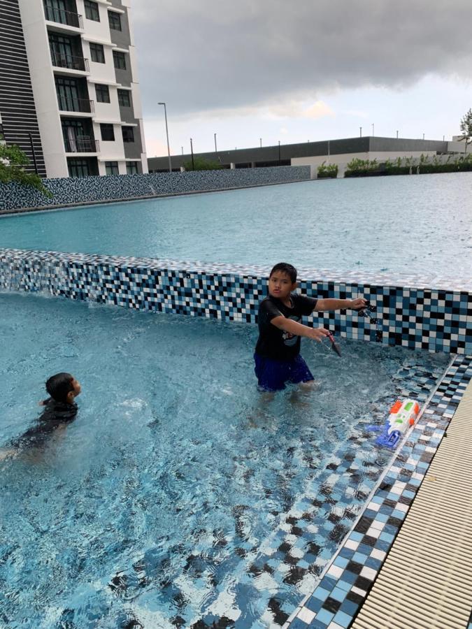 Utama With Swimming Pool View, Karaoke, Free Wifi, Netflix, Near To Car Park Apartment Desaru