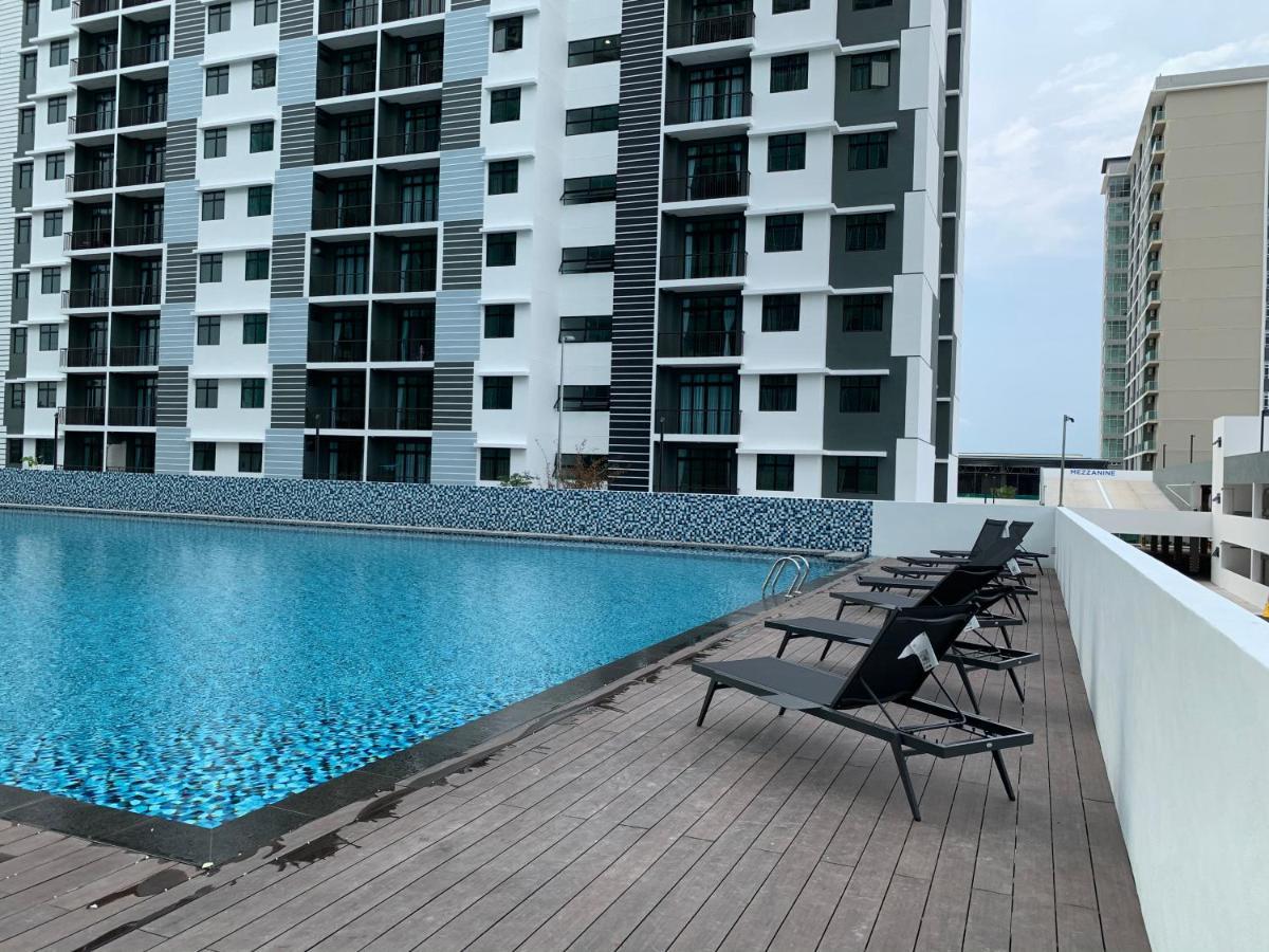 Apartment Utama With Swimming Pool View, Karaoke, Free Wifi, Netflix, Near To Car Park Desaru