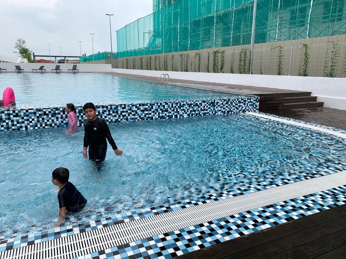 Utama With Swimming Pool View, Karaoke, Free Wifi, Netflix, Near To Car Park Apartment *