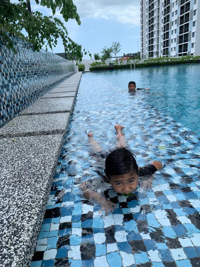Utama With Swimming Pool View, Karaoke, Free Wifi, Netflix, Near To Car Park Desaru