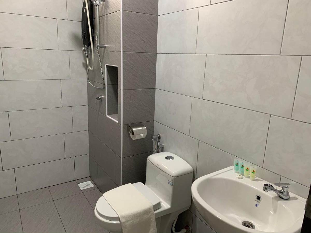 Utama With Swimming Pool View, Karaoke, Free Wifi, Netflix, Near To Car Park Apartment