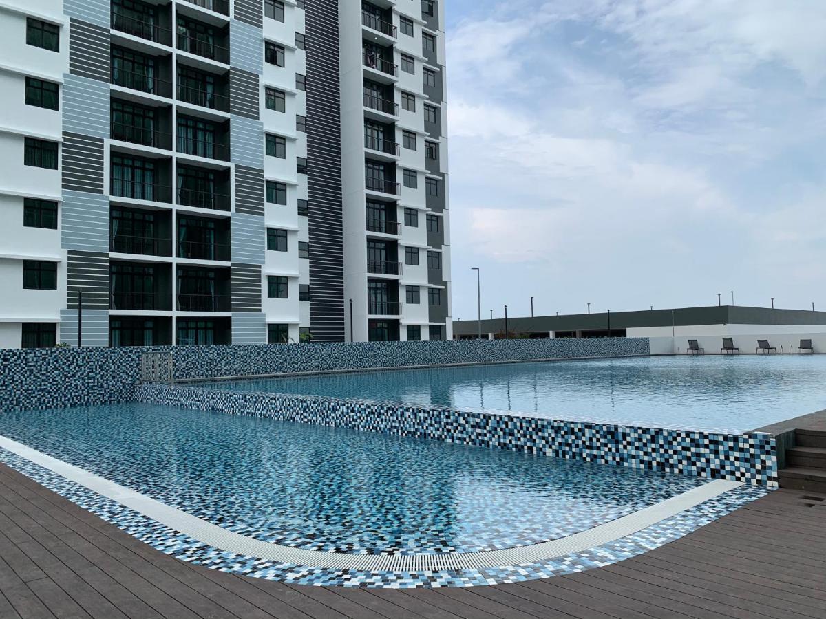 Apartment Utama With Swimming Pool View, Karaoke, Free Wifi, Netflix, Near To Car Park Desaru