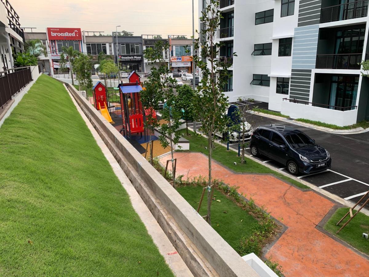 Utama With Swimming Pool View, Karaoke, Free Wifi, Netflix, Near To Car Park Apartment